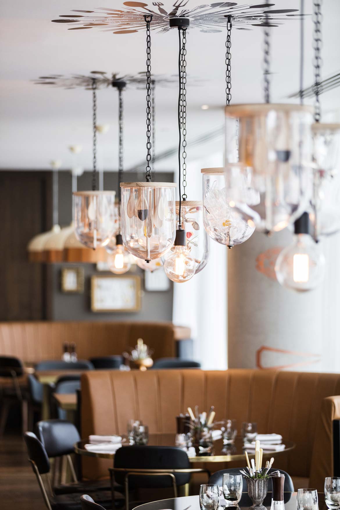 Hilton Bournemouth – Restaurant booths and lighting