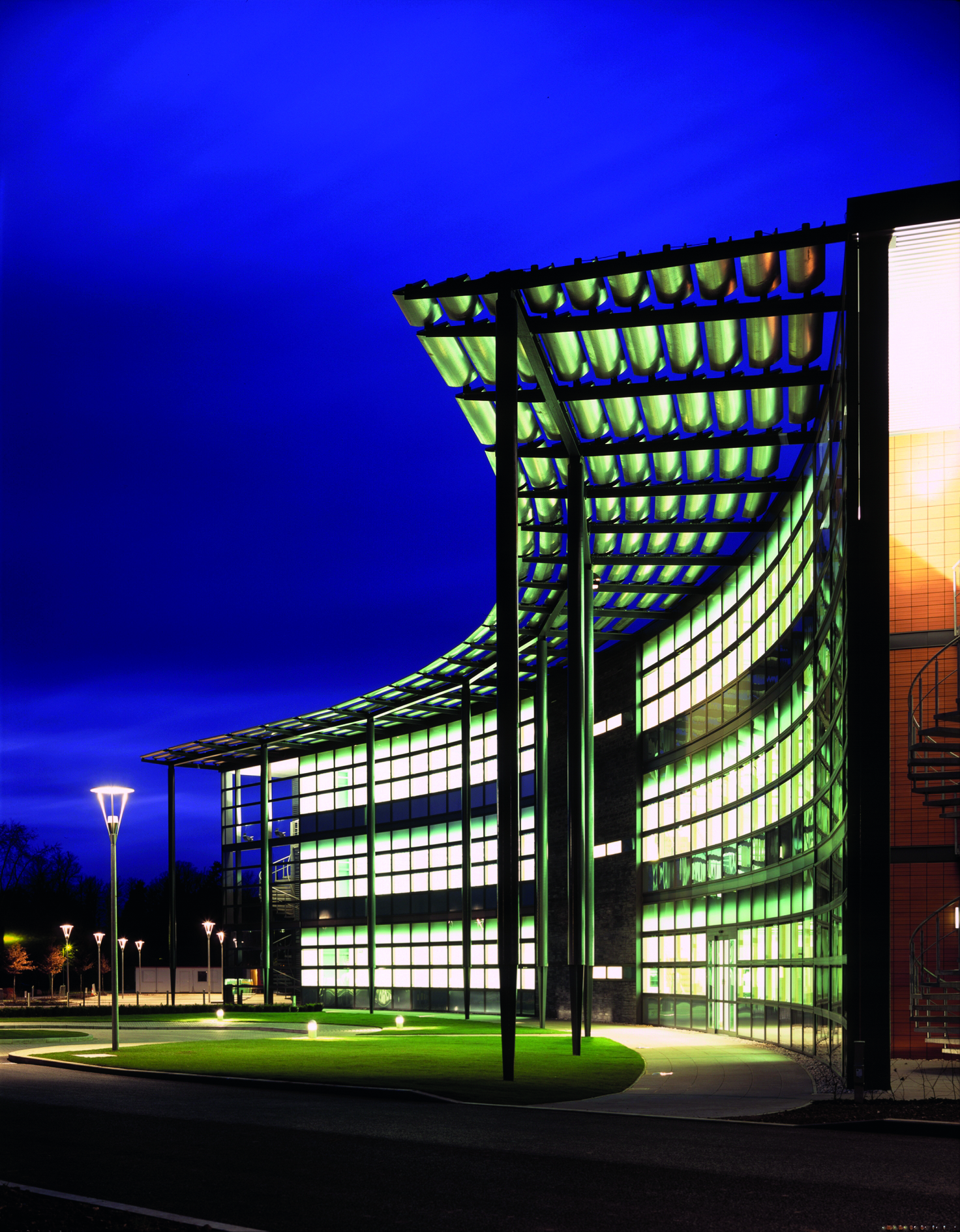 12829 Mikejonesfeb05 300Dpi 329 High