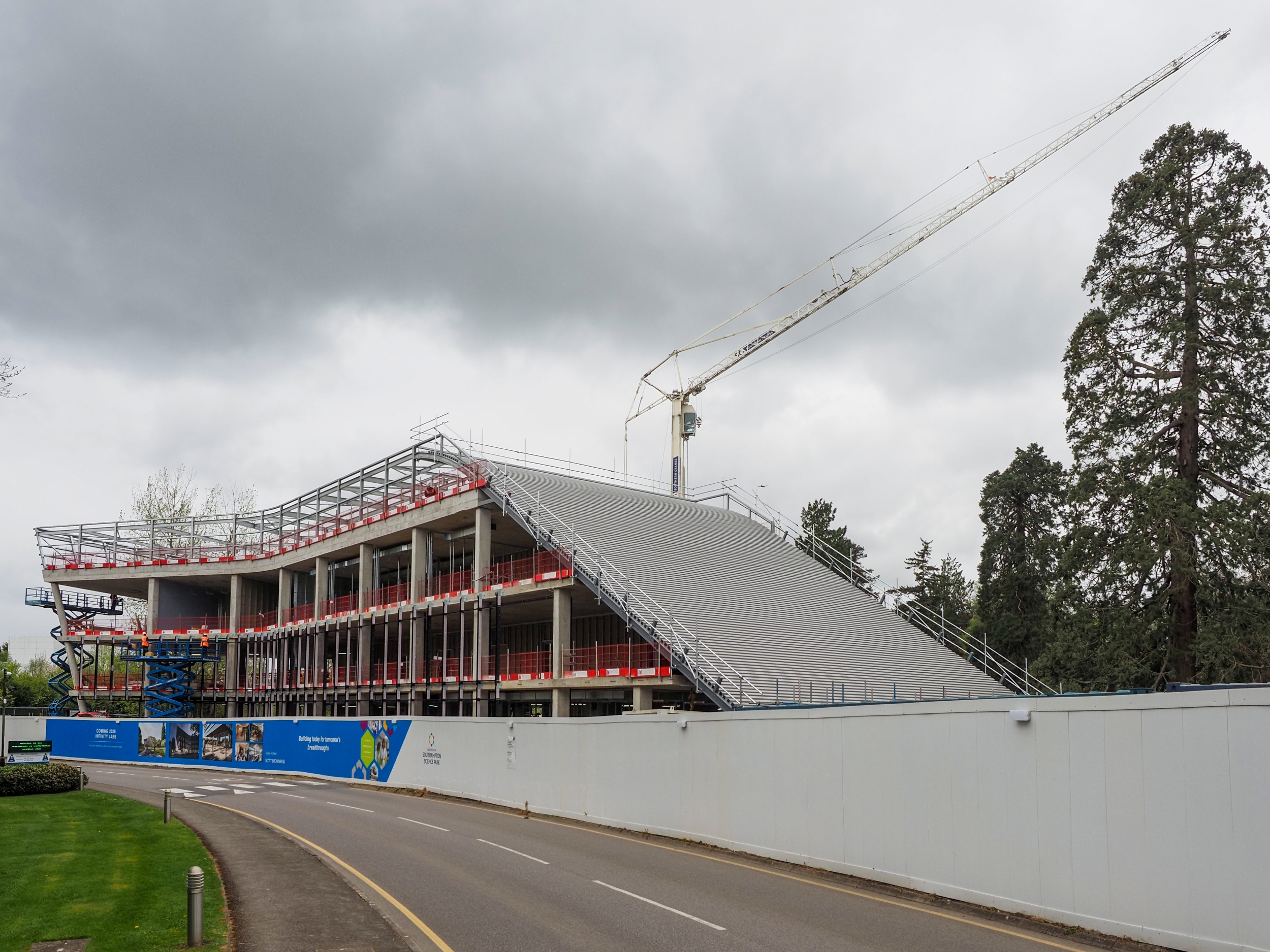 Infinity Labs Tops Out 02 (C) Amiri Construction